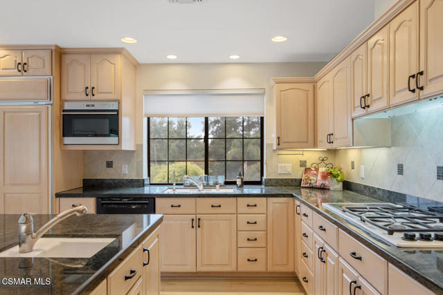 790 Spring Canyon Place, Thousand Oaks CA: https://media.crmls.org/mediaz/6e5b9df3-d180-4178-a83f-f1f550288f17.jpg