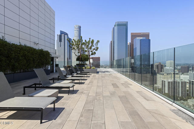 400 S Broadway, Los Angeles CA: https://media.crmls.org/mediaz/6e5cce50-0209-42b8-89cc-7ad9d2d0c0bb.jpg