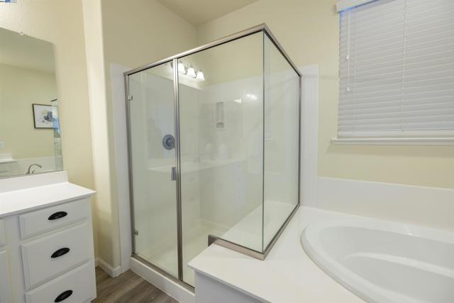 917 Talaria Ct, Oakley CA: https://media.crmls.org/mediaz/6e5e88c0-79c1-477b-87c2-996bf95c25a3.jpg