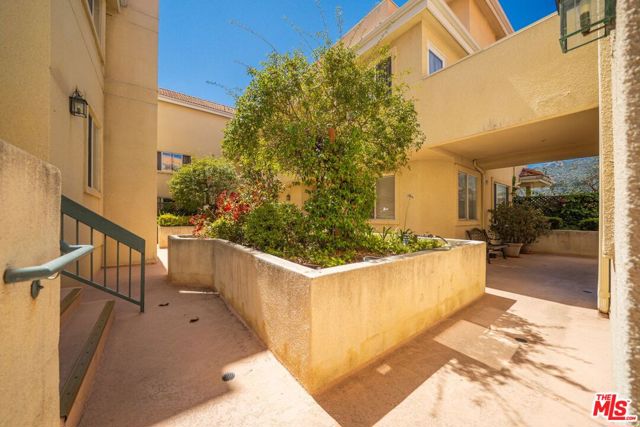 2716 Honolulu Avenue, Montrose CA: https://media.crmls.org/mediaz/6e5eb0e8-4f1b-46e0-9b04-4d2d300bd964.jpg
