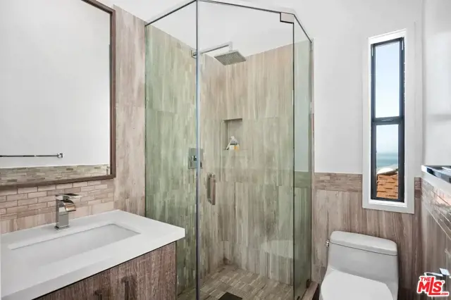 24608 Malibu Road, Malibu CA: https://media.crmls.org/mediaz/6e5ef1c9-8c26-46a1-873f-900e45cf52ff.jpg