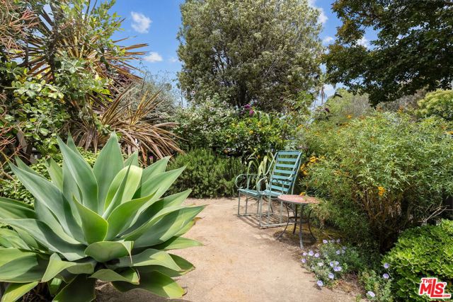 813 Crestmoore Place, Venice CA: https://media.crmls.org/mediaz/6e5fc081-1376-47f5-bcd4-88cdd3f6ccad.jpg