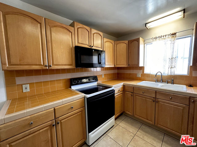 4337 Prospect Avenue, Los Angeles CA: https://media.crmls.org/mediaz/6e600a28-84bc-48be-8e4c-928988ff3576.jpg