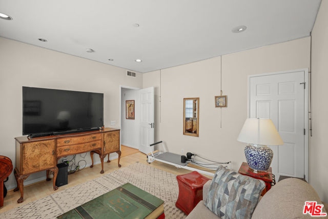 2025 S Beverly Glen Boulevard, Los Angeles CA: https://media.crmls.org/mediaz/6e607fb9-5af5-4b0d-9520-0785d67d1395.jpg