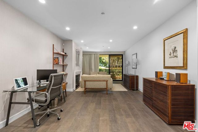 701 Ocean Avenue, Santa Monica CA: https://media.crmls.org/mediaz/6e615cf3-0698-4f69-99ad-c02f50c5a5af.jpg