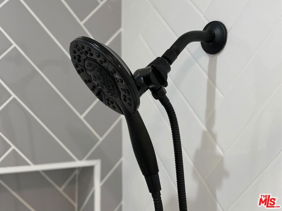 https://media.crmls.org/mediaz/6e61e2fc-c77e-4003-b85d-276ba59899c5.jpg?preset=X-Large