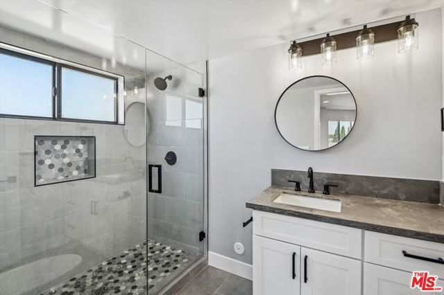 819 E La Palma Drive, Inglewood CA: https://media.crmls.org/mediaz/6e62e1b8-5169-4d59-8ef4-9b95bdbb0db5.jpg