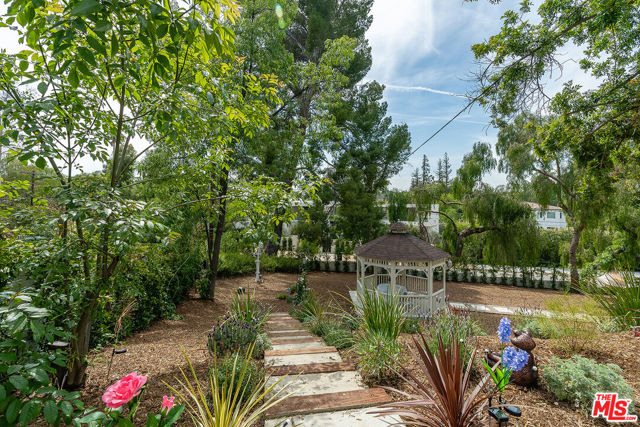 19555 Oxnard Street, Tarzana CA: https://media.crmls.org/mediaz/6e638eff-6d4c-4ec5-9022-8f8b484aa0ff.jpg