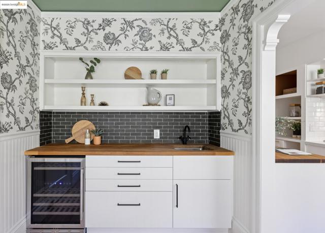 924 Trestle Glen Rd, Oakland CA: https://media.crmls.org/mediaz/6e63f667-d680-4c90-bd67-e0bb8b3262b2.jpg