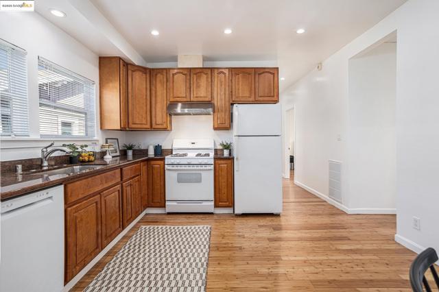 879 45Th St, Oakland CA: https://media.crmls.org/mediaz/6e6451af-2300-44fd-96ad-a6fa0702f502.jpg