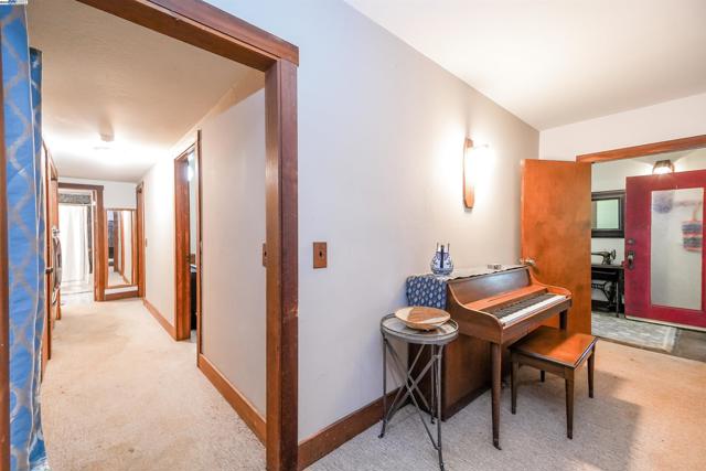 21 Red Rock Way, San Rafael CA: https://media.crmls.org/mediaz/6e65152e-b25b-448b-8bef-c6389757203e.jpg