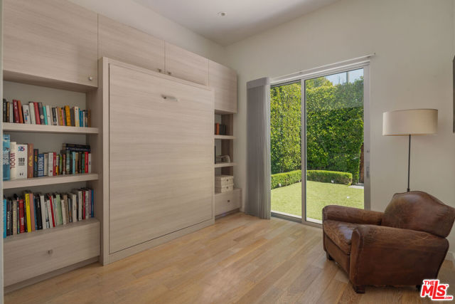 633 N Laurel Avenue, Los Angeles CA: https://media.crmls.org/mediaz/6e65e9c0-493b-4feb-9da9-a857febaec27.jpg