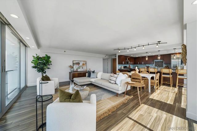 1810 Avenida Del Mundo, Coronado CA: https://media.crmls.org/mediaz/6e668ef9-b02e-4d81-99e9-061cd60c4ef5.jpg