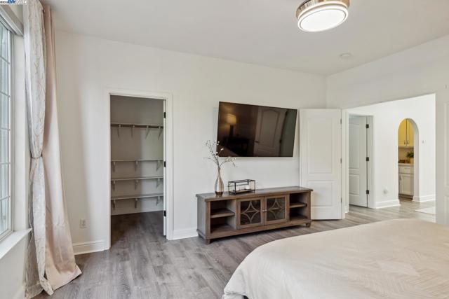 418 Golf Ct, Walnut Creek CA: https://media.crmls.org/mediaz/6e6765e8-0a4f-4ee2-91f4-25d3765366a8.jpg