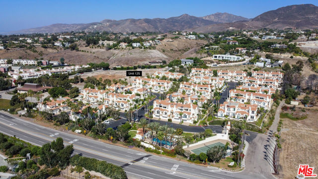 6477 Zuma View Place, Malibu CA: https://media.crmls.org/mediaz/6e6771fe-4d76-48fd-a18b-a71e48a350b6.jpg