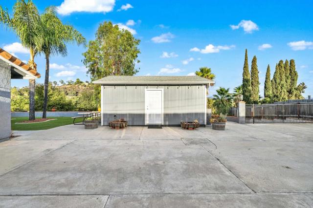 11152 Toyon Hill, Lakeside CA: https://media.crmls.org/mediaz/6e685440-2cda-45e6-94b0-33cf2e268e5a.jpg