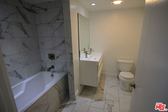 939 Palm Avenue, West Hollywood CA: https://media.crmls.org/mediaz/6e685db0-e462-430e-8a51-ac51053f6392.jpg