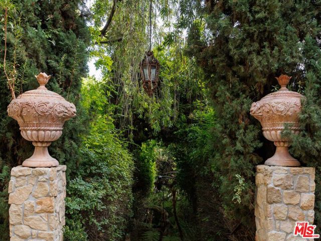 9606 Heather Road, Beverly Hills CA: https://media.crmls.org/mediaz/6e68610b-85e2-4d66-9f81-639f0e7023cf.jpg