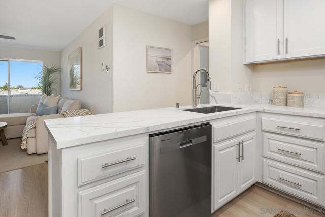 1855 Diamond St, San Diego CA: https://media.crmls.org/mediaz/6e68dd8f-df6a-4281-b2a0-79343e21d5a2.jpg