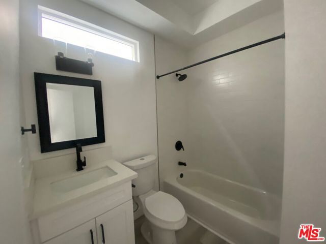 1217 9th Street, Santa Monica CA: https://media.crmls.org/mediaz/6e68defa-8fbe-425b-ae35-28b511972d4f.jpg