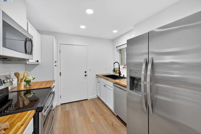 6574 Conestoga Ln, Dublin CA: https://media.crmls.org/mediaz/6e6a1c3e-0b6a-423c-a81d-563674e9f41d.jpg