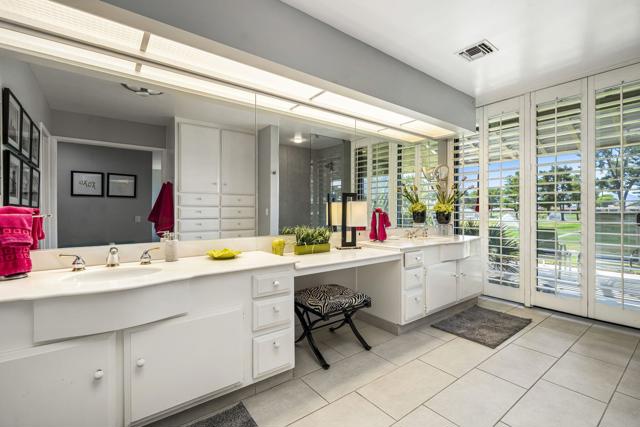 5 Seton Court, Rancho Mirage CA: https://media.crmls.org/mediaz/6e6b74a9-918b-47f6-91cd-53af2335d452.jpg