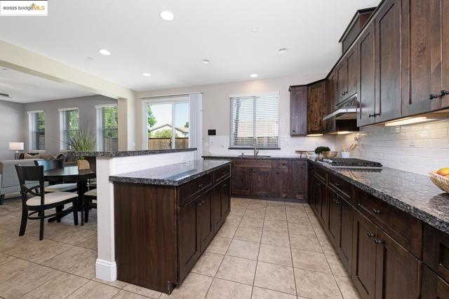 1604 Coventry Dr, Oakley CA: https://media.crmls.org/mediaz/6e6b7630-a367-4c9b-a29d-4777b9872c77.jpg
