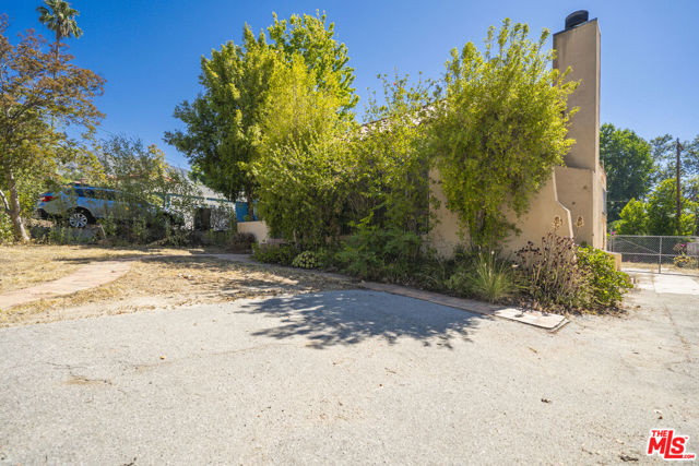 4804 La Canada Boulevard, La Canada Flintridge CA: https://media.crmls.org/mediaz/6e6b8af7-4ecb-4d6b-9de3-1196a8d3c132.jpg