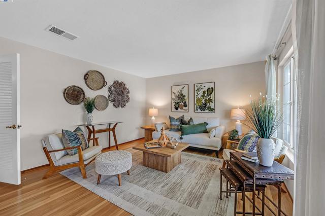4601 Hampshire Way, Fremont CA: https://media.crmls.org/mediaz/6e6c986f-dc05-465e-a5fb-d754995e8e24.jpg