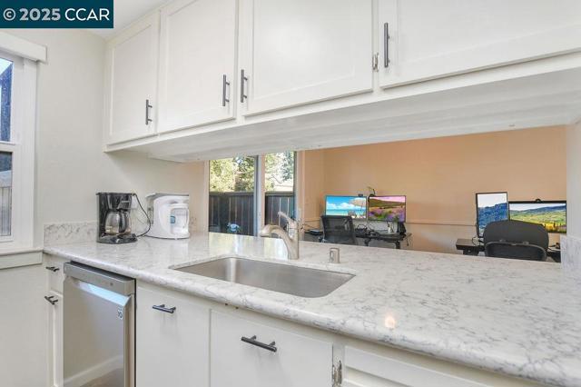 896 Camelback Place, Pleasant Hill CA: https://media.crmls.org/mediaz/6e6cf0cb-1707-4317-bace-8bc656421646.jpg