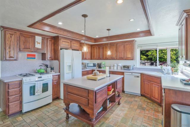 15549 Vista Vicente Dr, Ramona CA: https://media.crmls.org/mediaz/6e6d6de7-c5ad-4b04-a4fb-bf02ee9b96a5.jpg