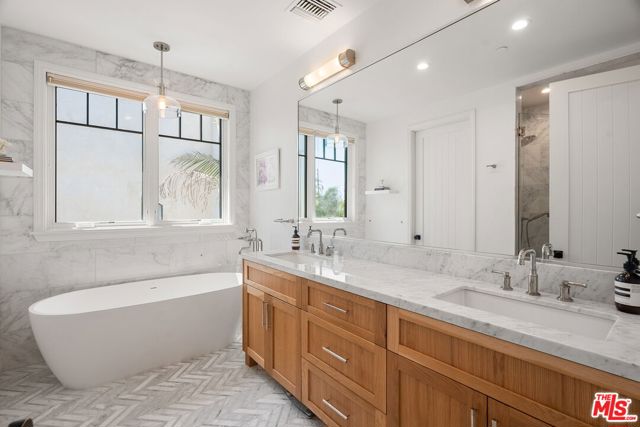 1086 Marco Place, Venice CA: https://media.crmls.org/mediaz/6e6e6c57-d718-4569-9ced-c6969d0ade74.jpg