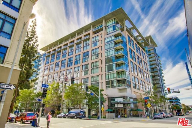 1111 S Grand Avenue, Los Angeles CA: https://media.crmls.org/mediaz/6e6ed792-a25c-4431-b95f-0f4fdc40737b.jpg