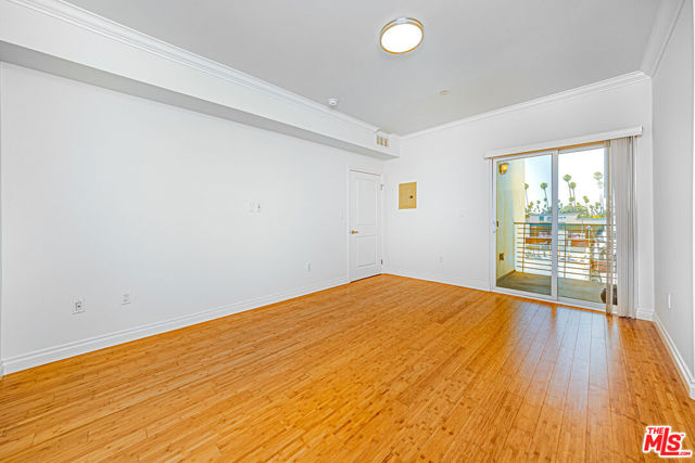 3061 W 12th Place, Los Angeles CA: https://media.crmls.org/mediaz/6e6eeb21-a6b5-48c8-a12d-d6085135f21e.jpg