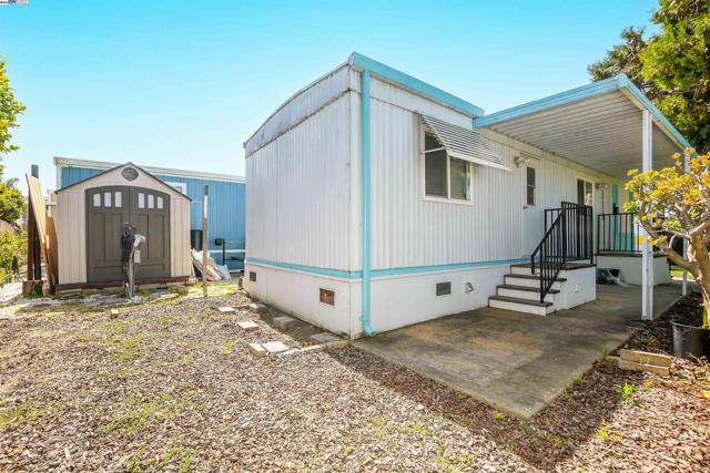 17754 Meekland Ave, Hayward CA: https://media.crmls.org/mediaz/6e6f1c75-3c2c-4553-b879-e03729b87baa.jpg