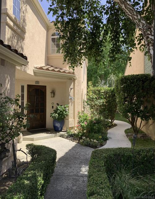 2176 Eastridge Loop, Oxnard CA: https://media.crmls.org/mediaz/6e6f3bf5-55e3-48e6-b48d-292b95afdff0.jpg