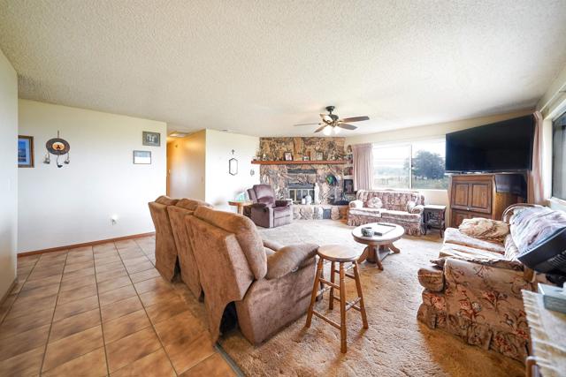 1250 E Old Julian Highway, Ramona CA: https://media.crmls.org/mediaz/6e6fb424-abb7-40a5-b8b5-2e7eed822d27.jpg