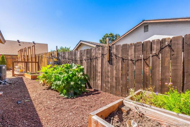 17162 Poblado Ct, San Diego CA: https://media.crmls.org/mediaz/6e7073e2-573f-4f52-9474-dc3db01f87b7.jpg