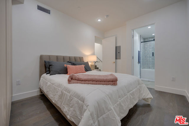 4422 S Riley Drive, Los Angeles CA: https://media.crmls.org/mediaz/6e70cae5-4ad3-4182-84f1-5f7f3169af43.jpg