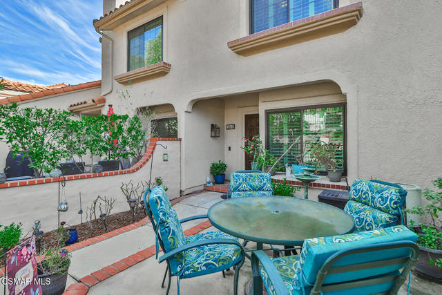 388 Country Club Drive, Simi Valley CA: https://media.crmls.org/mediaz/6e721be7-7121-4145-9dc1-8010be75721c.jpg