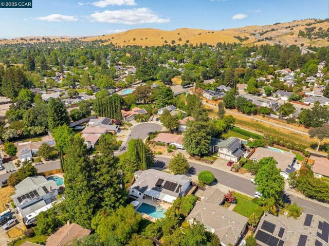 3139 Stinson Cir, Walnut Creek CA: https://media.crmls.org/mediaz/6e721f84-5eee-4bcb-b71e-9cbd4ea32606.jpg
