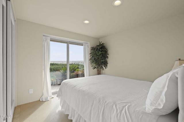 3629 Ocean Drive, Oxnard CA: https://media.crmls.org/mediaz/6e72501b-5ff8-448e-8bae-58832076f418.jpg