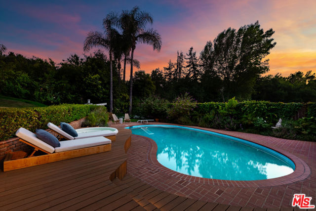 11818 Laurel Hills Road, Studio City CA: https://media.crmls.org/mediaz/6e7267b1-725e-49b8-ae9b-51610d0fda4a.jpg
