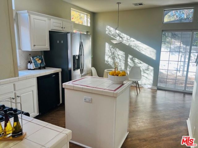 121 Navajo Lane, Topanga CA: https://media.crmls.org/mediaz/6e72f593-11e4-4ddd-80a2-1b8927f1e40a.jpg