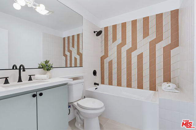 9402 S Van Ness Avenue, Los Angeles CA: https://media.crmls.org/mediaz/6e731048-23dc-4a63-b8cc-d155da270fa0.jpg