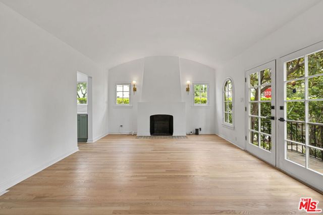 951 N Martel Avenue, Los Angeles CA: https://media.crmls.org/mediaz/6e75c083-c25d-45b6-8ba8-2d2ee14fbaf2.jpg