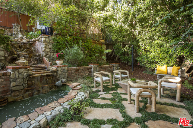 8027 Willow Glen Road, Los Angeles CA: https://media.crmls.org/mediaz/6e765af0-9061-4bec-9105-85266627f240.jpg