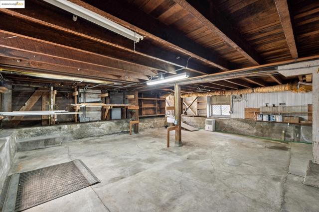 6521 Herzog St, Oakland CA: https://media.crmls.org/mediaz/6e785bf3-c32b-4908-9f60-b7b9d9e1db20.jpg
