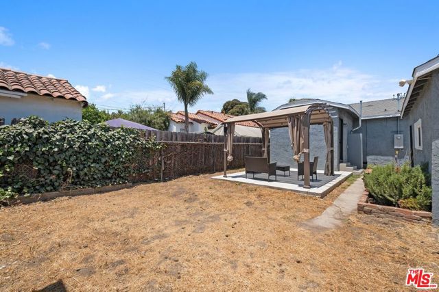 672 E 119th Street, Los Angeles CA: https://media.crmls.org/mediaz/6e789d7f-afba-4259-a66f-e73a097e4161.jpg