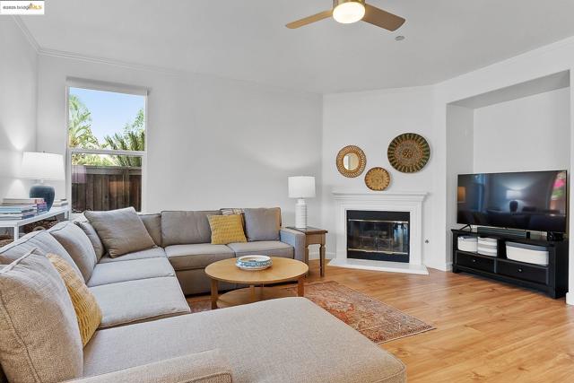 917 Sawyer Way, Brentwood CA: https://media.crmls.org/mediaz/6e78d424-3d91-4b00-bf72-f941acec9083.jpg